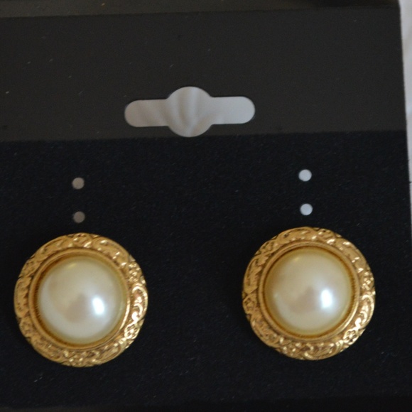 1928 Jewelry Jewelry - 1928 Jewelry Pearl Goldtone Earrings 1928 Jewelry Jewelry - 1928 Jewelry Pearl Goldtone Earrings